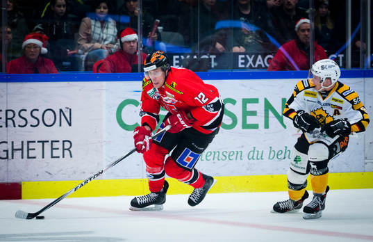 Skellefteås Patrik Zackrisson försöker utan klubba få