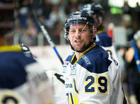s Chris Abbott har lite att säga till spelarna i