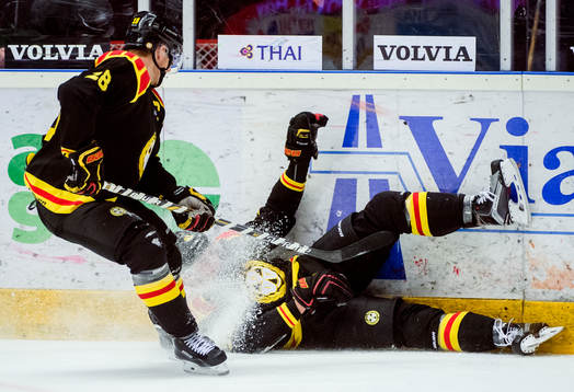 Brynäs Anton Rödin bromsar intill Marc Zanetti
