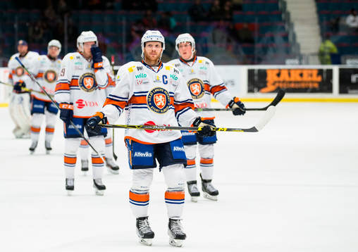 Växjös spelare med Liam Reddox (närmast i bild) ser