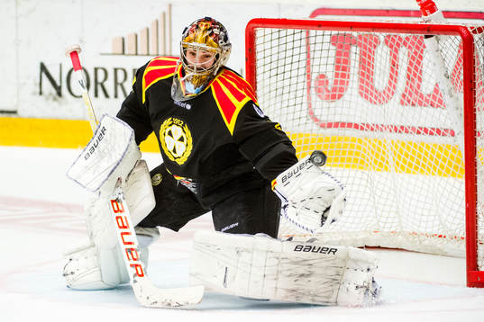 Brynäs målvakt Bernhard Starkbaum räddar skott