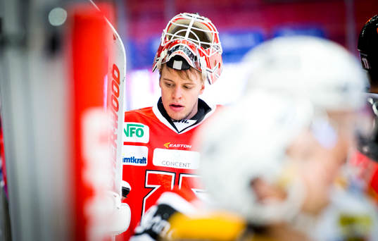Örebros målvakt Henrik Lundberg deppar