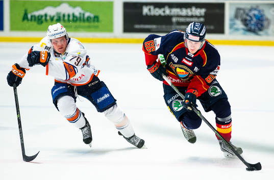 Djurgårdens Marcus Sörensen jagas av Växjös Patrik Lundh