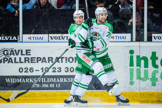 Rögles Partik Cehlin och Ludvig Rensfeldt jublar