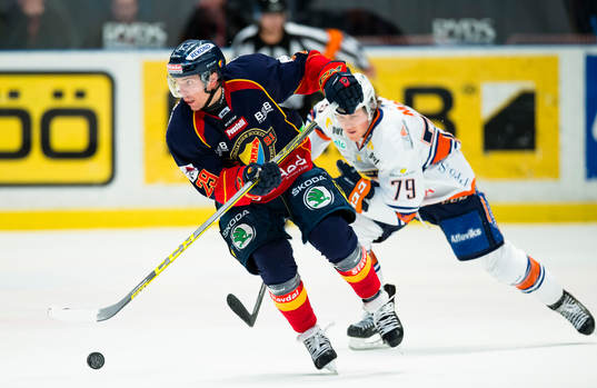 Djurgårdens Matt Anderson jagas av Växjös Patrik Lundh