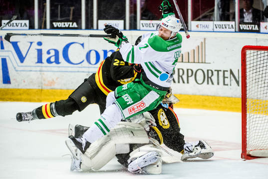 Rögles Partik Cehlin i en kollision med Brynäs målvakt