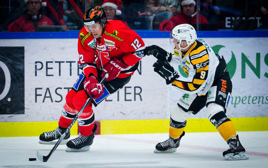Skellefteås Patrik Zackrisson försöker utan klubba få