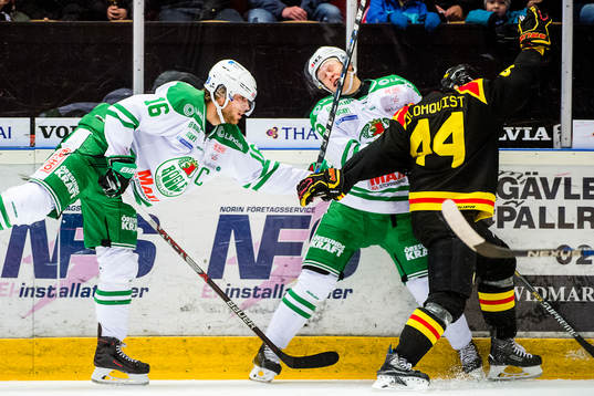 Brynäs Jacob Blomqvist i en kamp mot Rögles Christopher