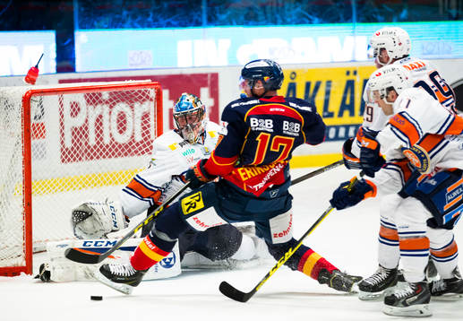 Djurgårdens Henrik Eriksson fälls framför Växjös