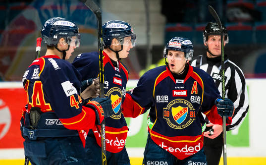 Djurgårdens Robin Alvarez (m) gör 4-1 och firar med Lukas