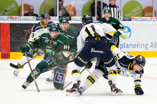 Färjestads Tomas Skogs och Rickard Wallin i kollision med