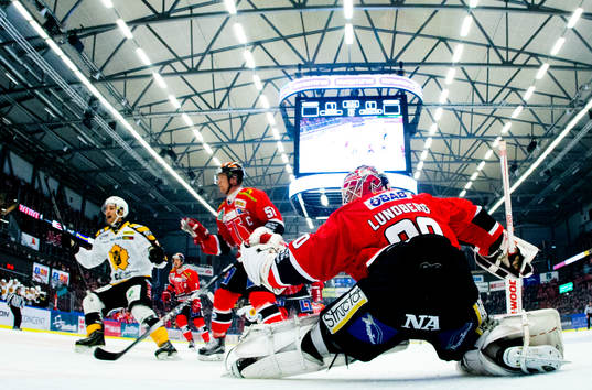 Örebros målvakt Henrik Lundberg släpper in 1-2 målet