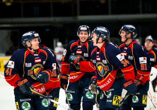 Djurgårdens spelare hoppar på isen och firar segern