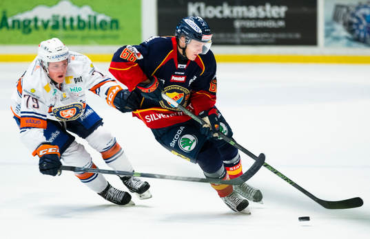 Djurgårdens Marcus Sörensen jagas av Växjös Patrik Lundh