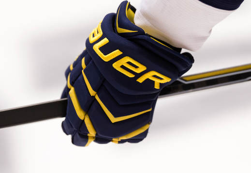 En generell bild av en hockeyhandske som håller i en