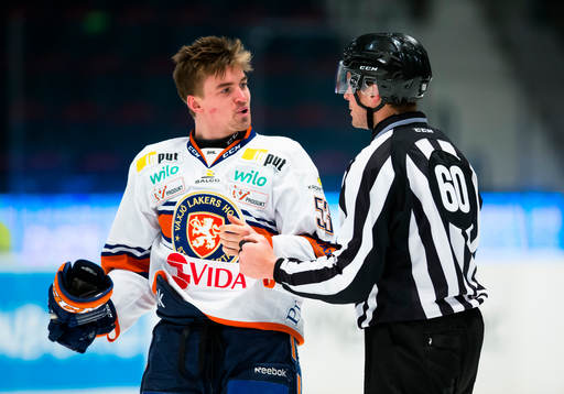 Växjös Eddie Larsson diskuterar med Linjedomare Örjan