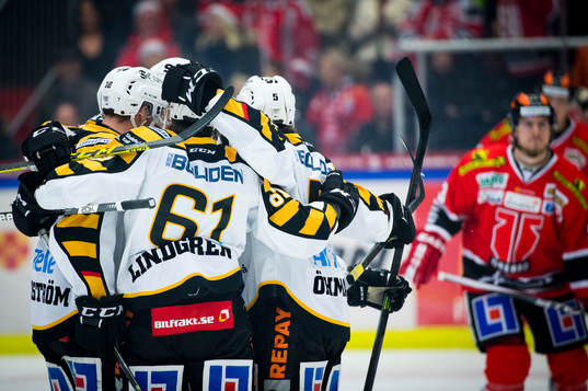 Skellefteås Fredrik Lindgren gör 1-1 och jublar