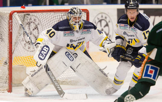 s målvakt Erik Ersberg och Emil Johansson