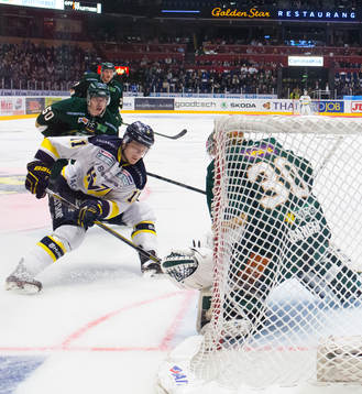s Simon Önerud  oroar framför Färjestads målvakt Lars