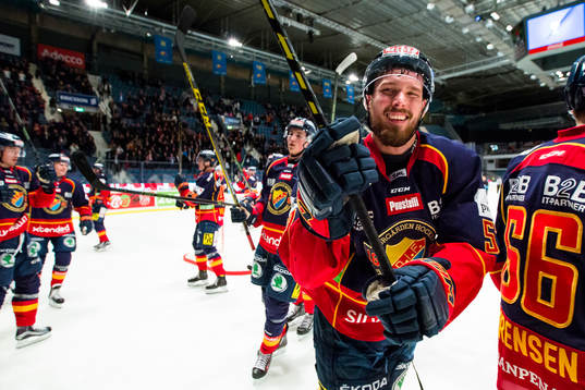 Djurgårdens spelare med en glad Mikael Ahlén (närmast i