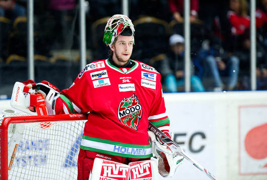 Modos målvakt Adam Reideborn deppar