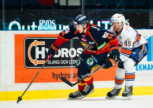 Djurgårdens Lukas Vejdemo i kamp om pucken med Växjös