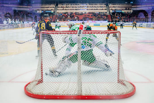 Rögles målvakt Oscar Dansk räddar skott
