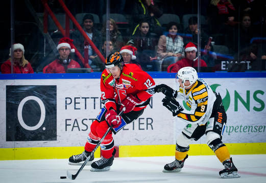 Skellefteås Patrik Zackrisson försöker utan klubba få