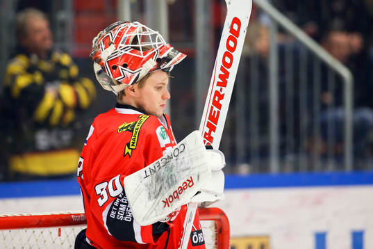 Örebros målvakt Henrik Lundberg deppar