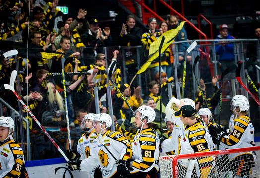 Skellefteås spelare jublar framför klacken