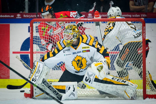 Örebros Greg Squires bakom Skellefteås målvakt Erik
