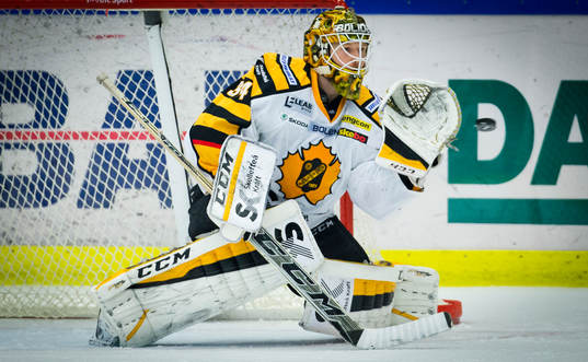Skellefteås målvakt Erik Hanses räddar ett skott