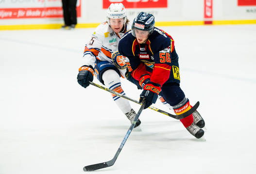 Djurgårdens Robin Norell i kamp om pucken med Växjös