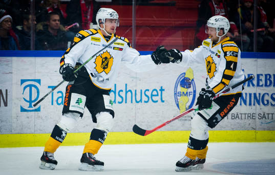 Skellefteås Adam Pettersson gör 1-2 och jublar