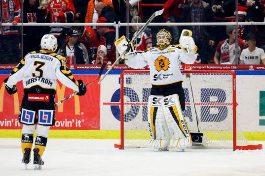 Skellefteås målvakt Erik Hanses och Niclas Burström