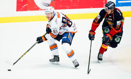 Växjös Liam Reddox och Djurgårdens Adam Ollas Mattsson