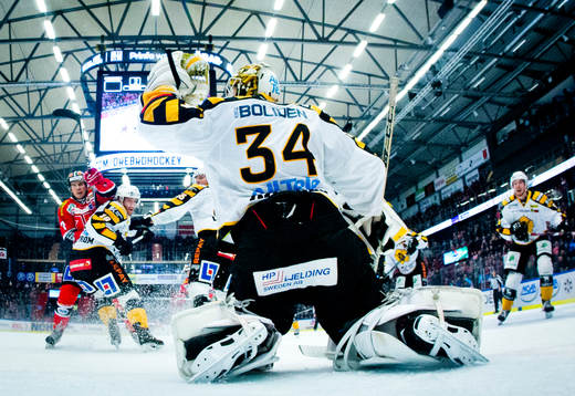 Skellefteås målvakt Erik Hanses räddar ett skott