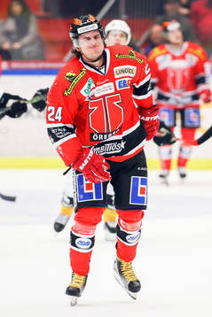 Örebros Petr Zamorsky  grinar illa när han lämnar isen