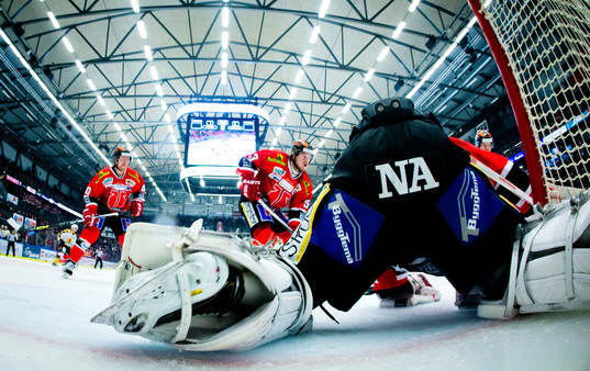 Örebros målvakt Henrik Lundberg blockerar pucken framför