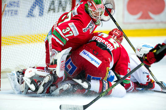 Modos målvakt Adam Reideborn, Axel Ottosson och Malmös