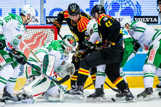 Brynäs Oskar Lindblom och Greg Scott stör framför