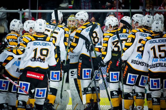 Jubel framför Skellefteås målvakt Erik Hanses