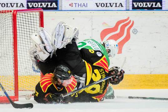 Rögles Ludvig Rensfeldt åker in i Brynäs målvakt