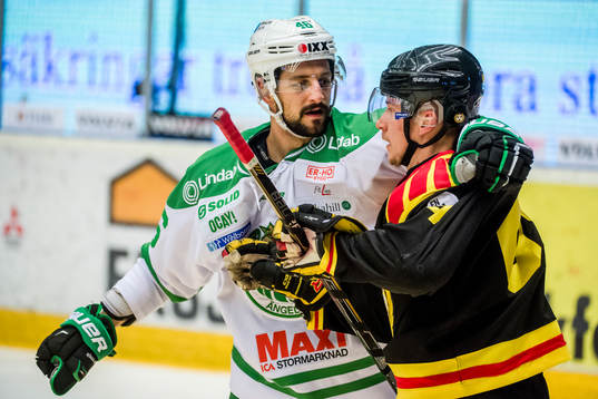 Rögles Kevin Marshall i bråk med Brynäs Jonathan Pudas