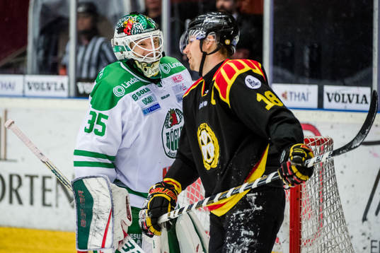 Rögles målvakt Oscar Dansk och Brynäs Anton Rödin