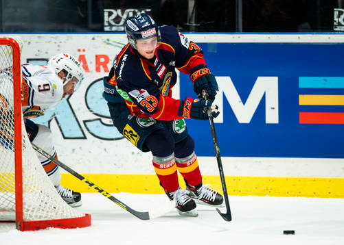 Djurgårdens Linus Hultström jagas av Växjös Josh