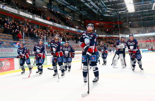 Linköpings spelare med Jonas Junland jublar