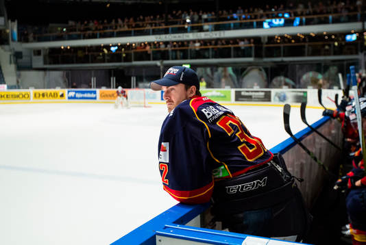 Djurgårdens målvakt Mikael Tellqvist följer spelet från