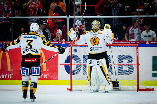 Skellefteås målvakt Erik Hanses jublar