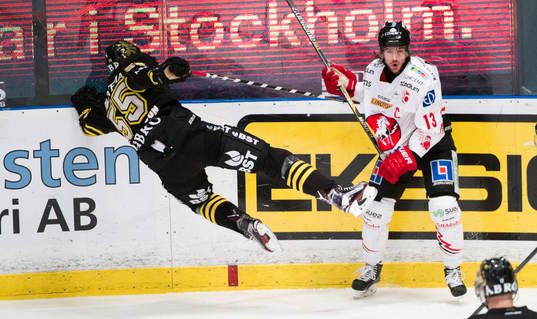 s Simon Fredriksson och Vita Hästens Henrik Bankelius
